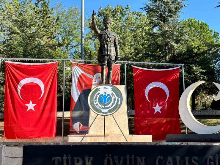 İl Milli Eğitim Müdürlüğüne ait çelenk Atatürk Anıtı’nda unuttu