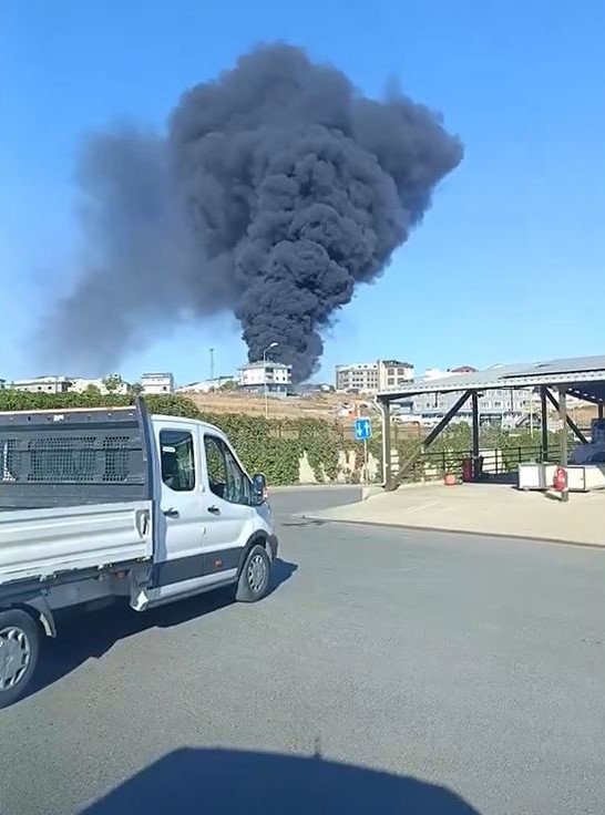 Arnavutköy’de otluk alanda çıkan yangın depoya sıçradı