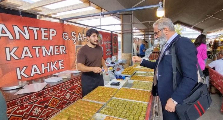 En hızlı baklava yeme yarışmasında birinci oldu: Bir tepsi baklavayı kaptı