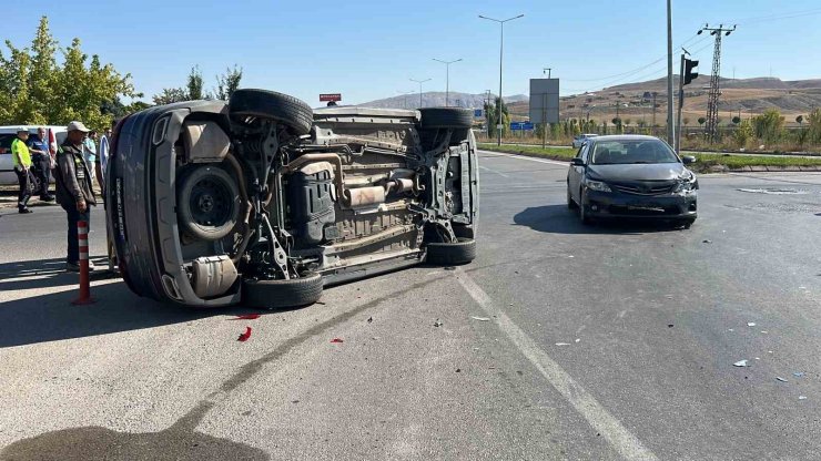 Otomobilin çarptığı cip yan yattı: 1 yaralı