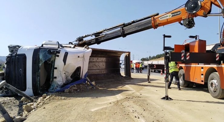 Sultanbeyli’de hafriyat yüklü kamyon devrildi: 1 yaralı