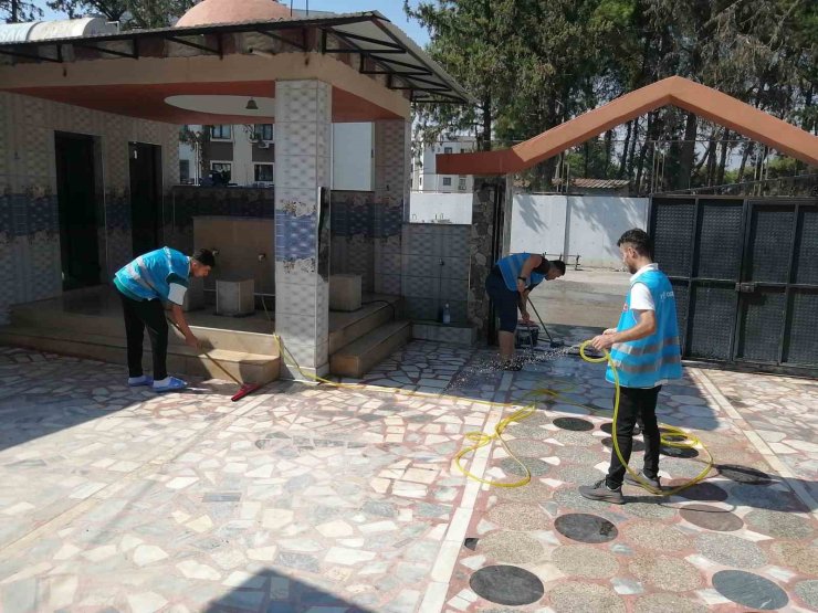 Osmaniye’de gönüllü gençler camide temizlik yaptı