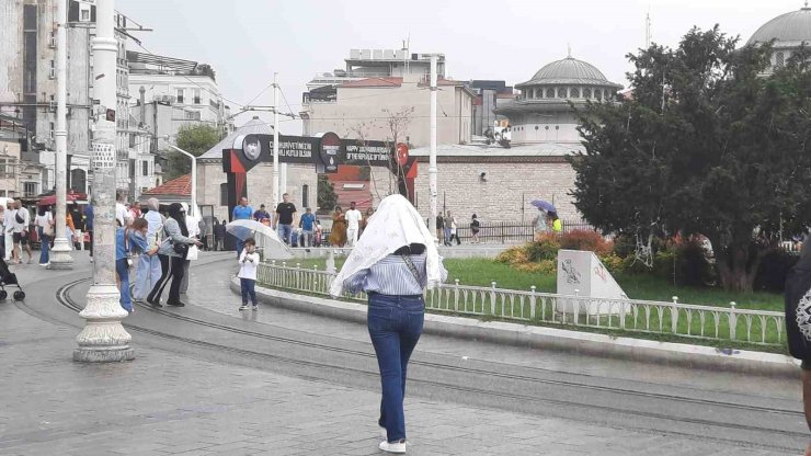 Etkili yağışa Taksim’de yakalanan vatandaşlar zor anlar yaşadı