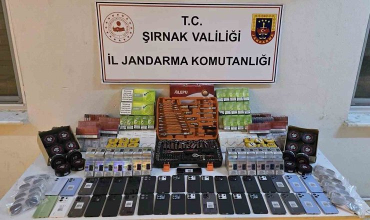 Şırnak’ta jandarma ekipleri 12 araçta gümrük kaçağı malzeme ele geçirdi