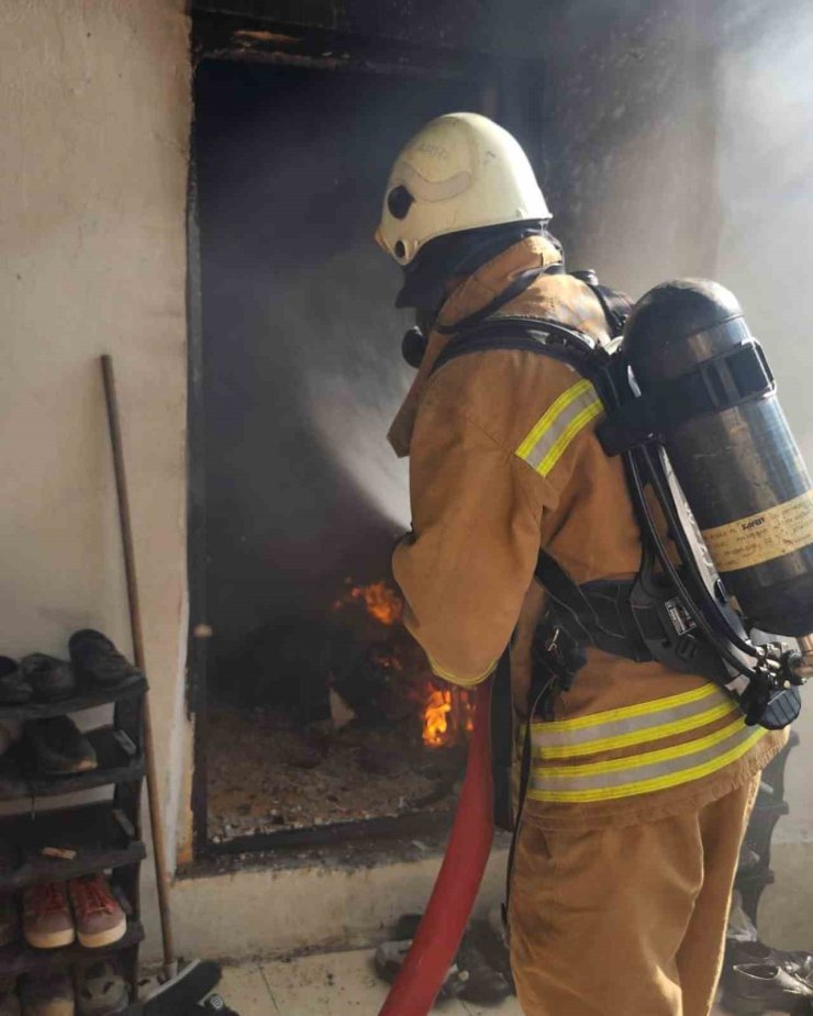 Antakya’da yanan ev kullanılmaz hale geldi