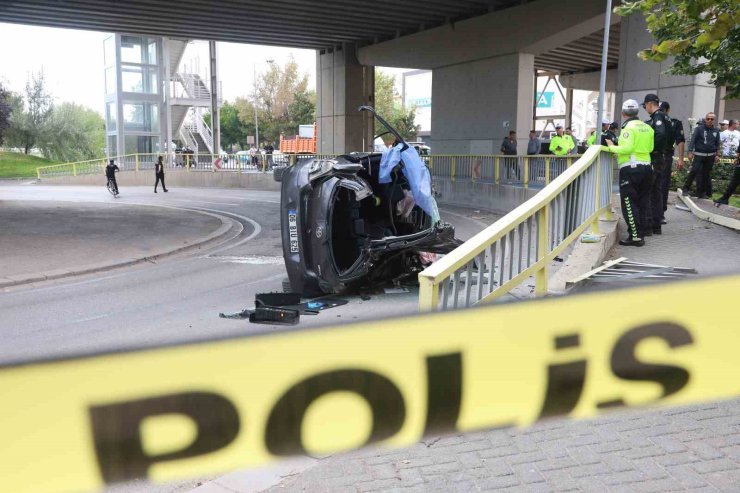 Konya’da üst geçitten aşağıya düşen otomobil sürücüsü genç kadın öldü