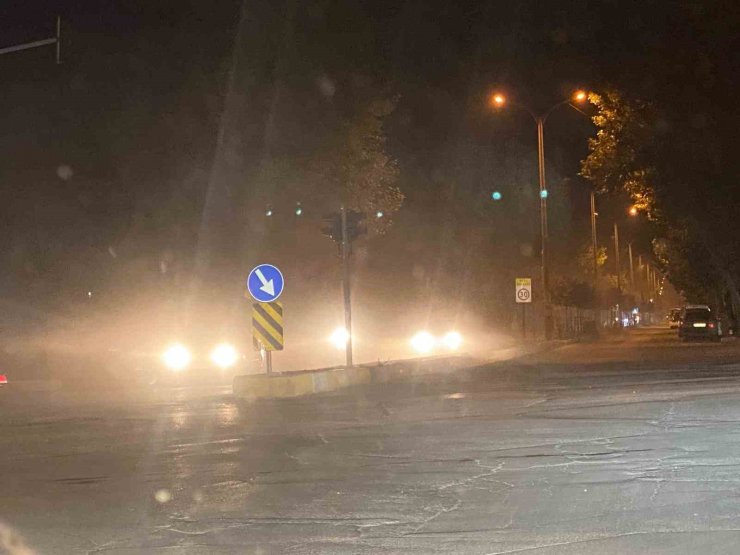 Cadde ve sokaklardaki tozlar vatandaşların tepkisine neden oluyor