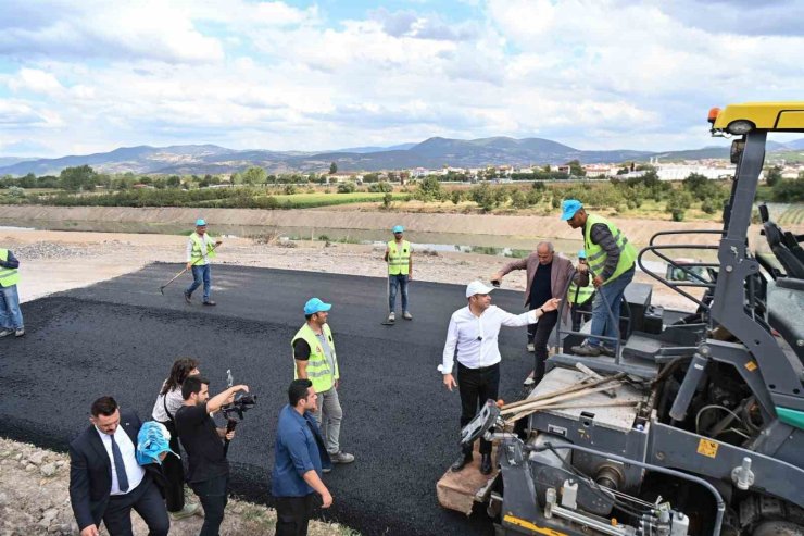 Başkan Akın, sıcak asfalt serim çalışmalarını yerinde inceledi