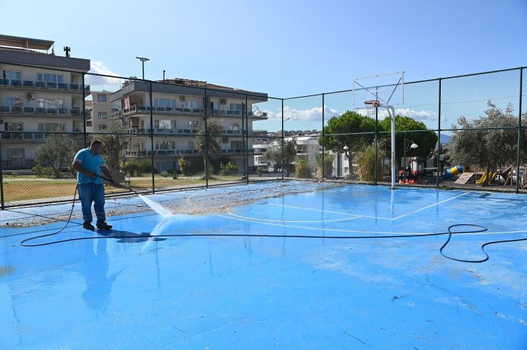 Kuşadası Belediyesi’nden detaylı temizlik çalışması