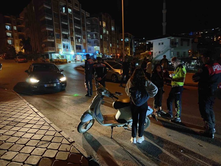 Kuşadası’nda Yunus timlerinin yaptığı şok uygulamalarında ruhsatsız silah ele geçirildi