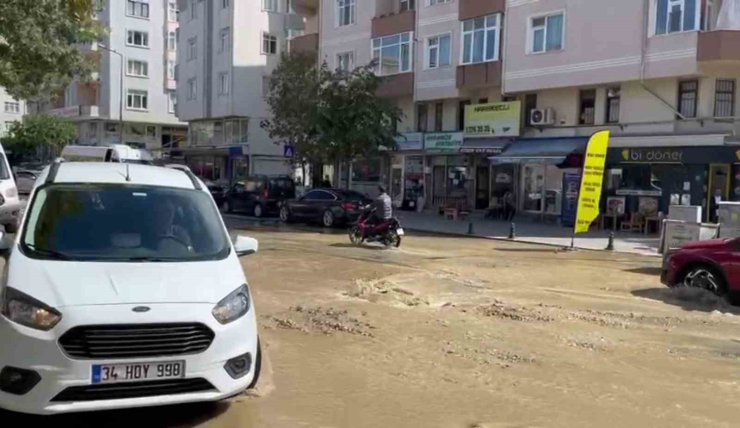 Asfalt yerinden söküldü, cadde sular altında kaldı