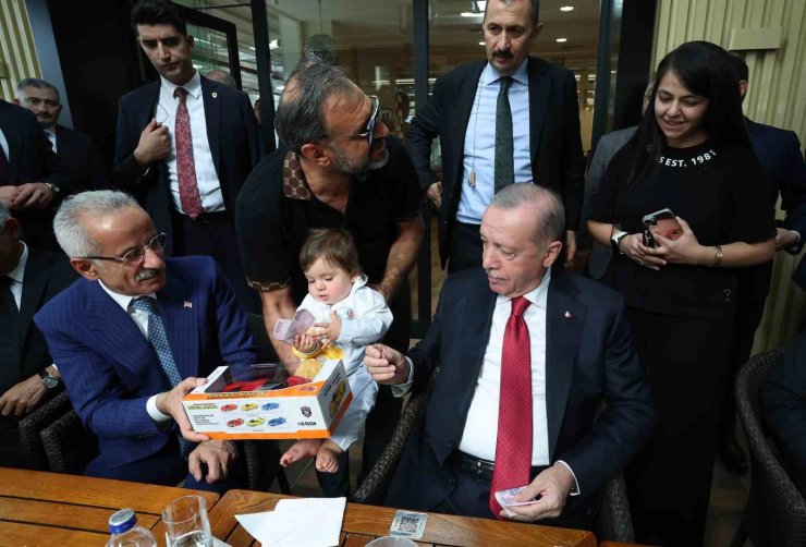 Cumhurbaşkanı Erdoğan, Ankara’da bir pastaneyi ziyaret ederek vatandaşlarla sohbet etti