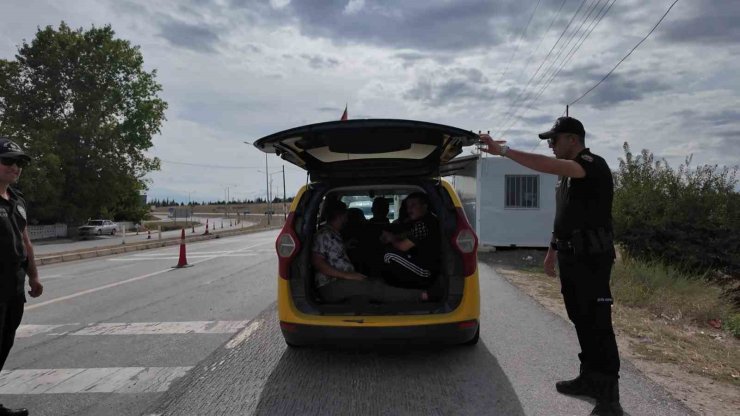 Kırklareli’nde durdurulan ticari takside 6 kaçak göçmen yakalandı