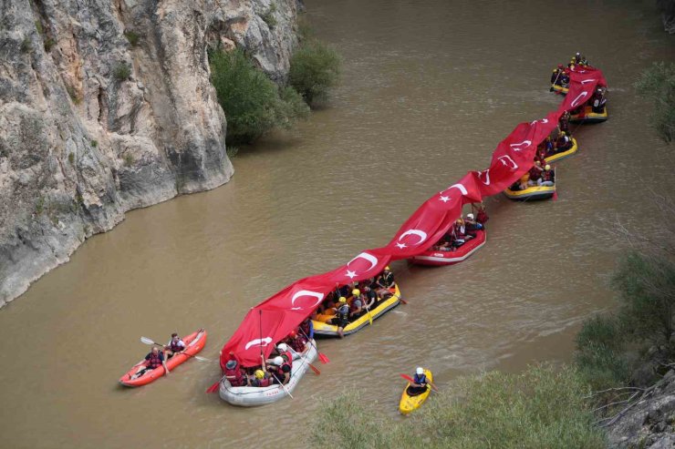 Rafting yapan gaziler Karasu Nehri’nde 50 metre uzunluğunda Türk bayrağı açtı