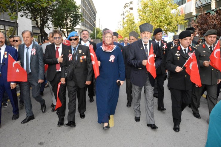 Kahramanlarla birlikte yürüdüler