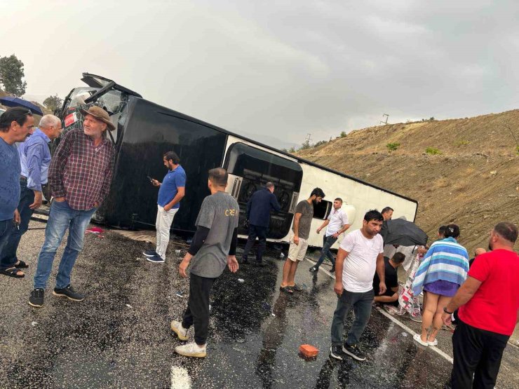 Antalya’da yolcu otobüsü devrildi: 10 yaralı