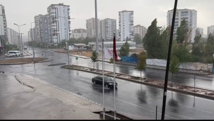 Diyarbakır’da sağanak yağış etkili oldu