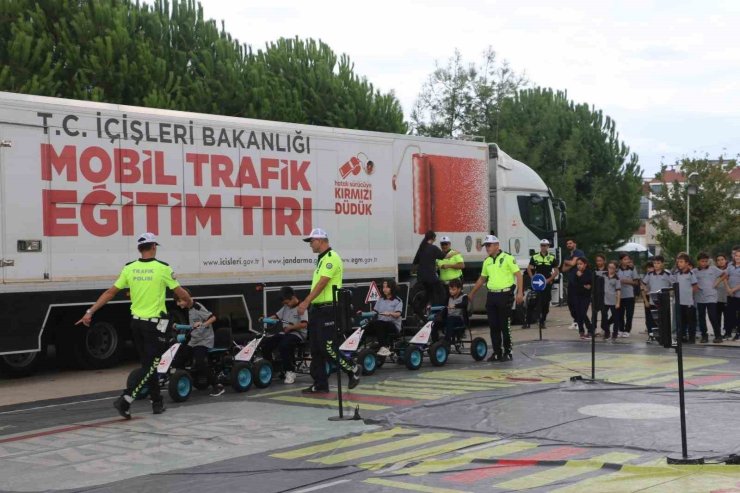 Mobil Trafik Eğitim Tırı ile 7 binden fazla öğrenciye trafik eğitimi