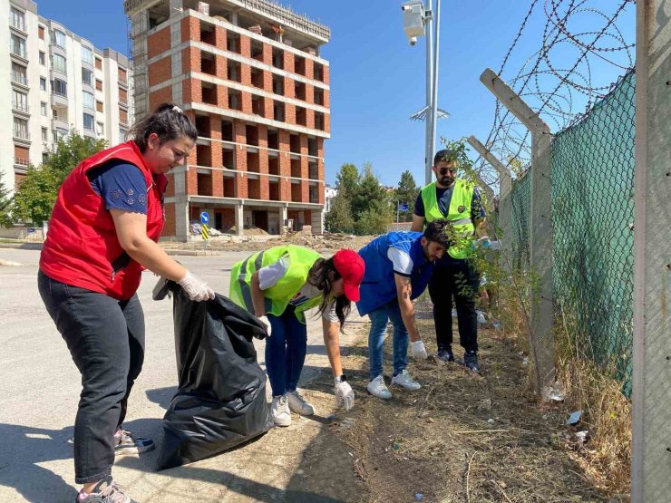 Elazığ’da gençlerden çevre temizliği