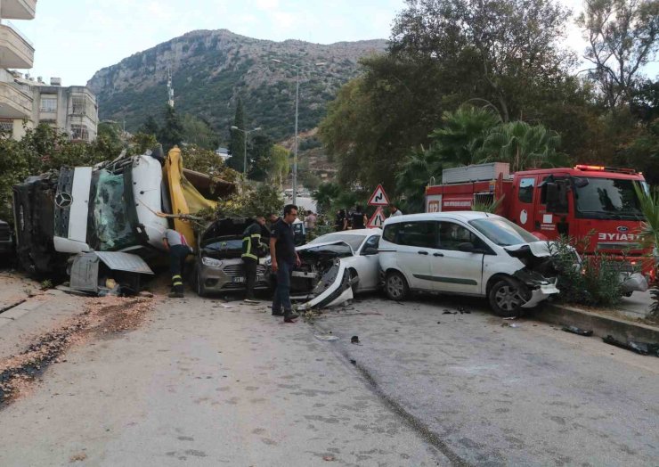 Hatay’da hafriyat kamyonu 7 aracı biçti: Yaralılar var