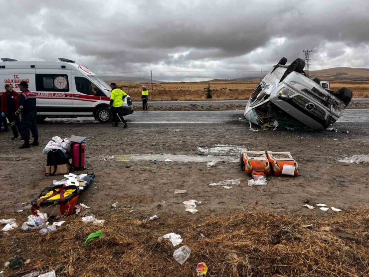 Nevşehir’de turistleri taşıyan minibüs takla attı: 18 yaralı