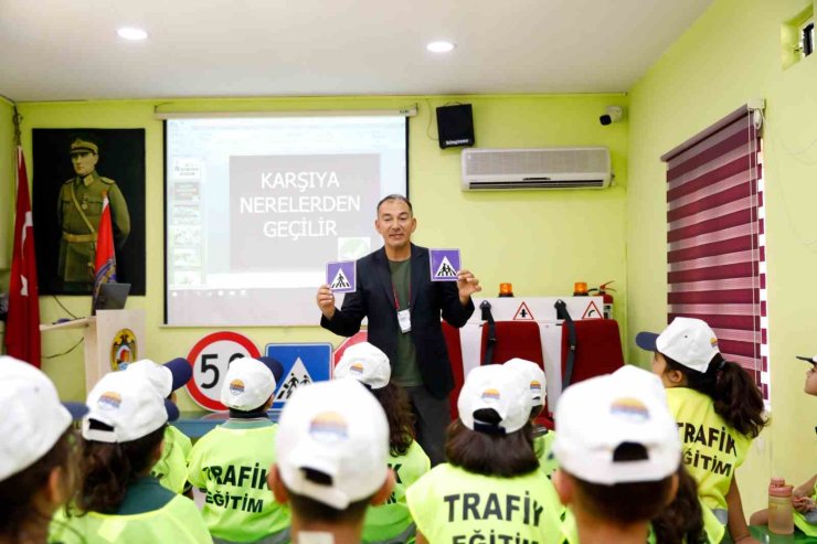 Alanya Belediyesi Trafik Eğitim Parkı minik öğrencileri ağırladı