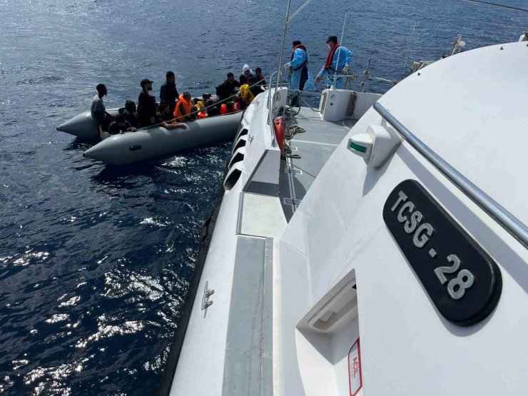 Yunanistan ölüme terk ediyor, Türk Sahil Güvenlik kurtarıyor