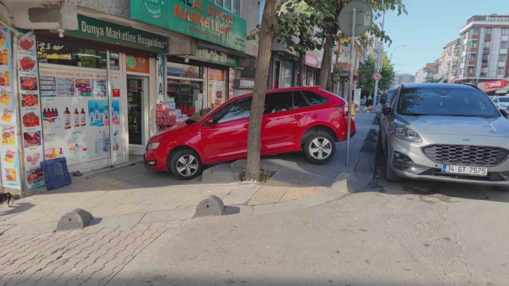 Sultangazi’de faciadan dönüldü: Fren yerine gaza basan sürücü marketin önüne düştü