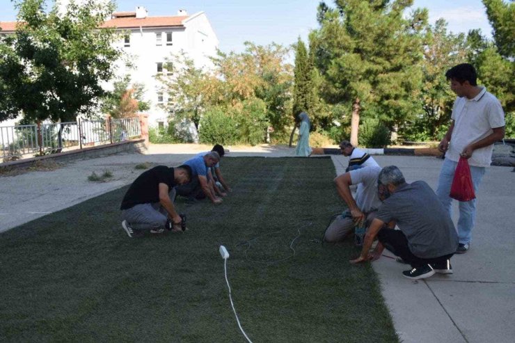 Batman’da okullarda sentetik çim halı saha çalışmaları başladı