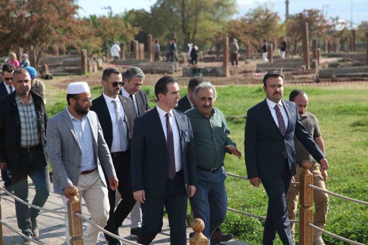 Bitlis’in yeni Valisi Karakaya ilk ziyaretini tarihi ilçe Ahlat’a yaptı