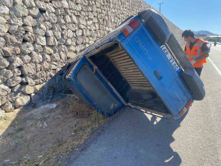 Kontrolden çıkan kamyonet takla attı 1 yaralı