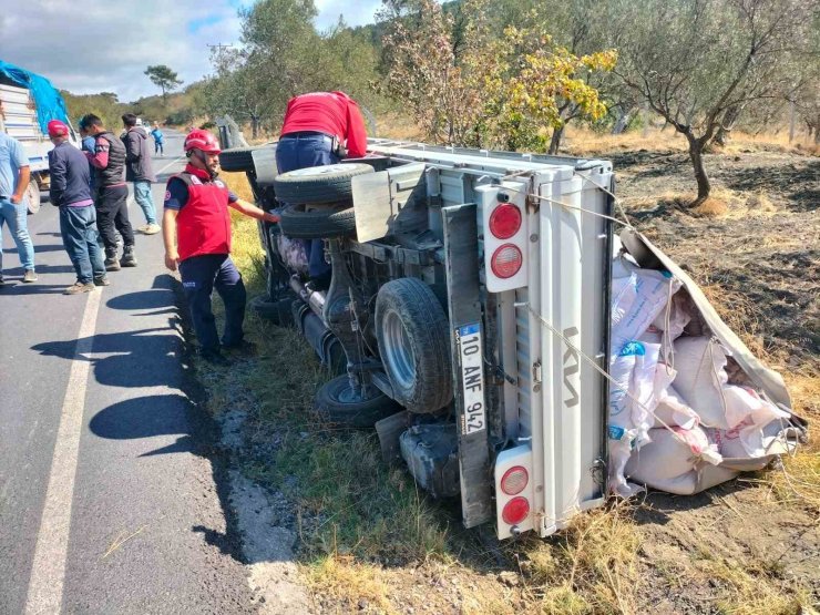 Devrilen kamyonetteki biri bebek 3 kişi yaralandı