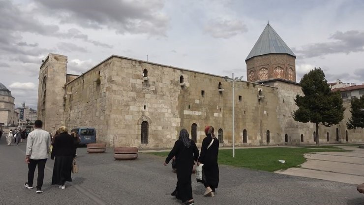 Önünden binlerce kişi geçiyor, yüzlercesi o kabrin Selçuklu sultanına ait olduğu bilmiyor