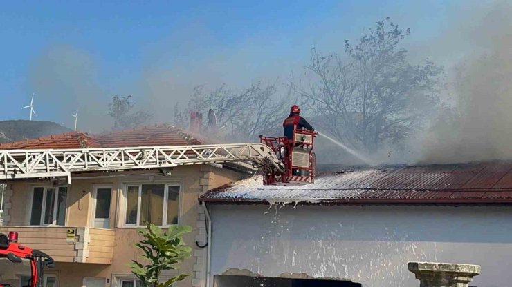 Boş binada başlayan yangın, atölyeye sıçradı