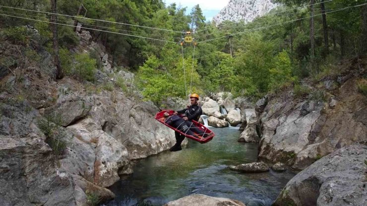 İtfaiye ekiplerinin komandoları aratmayan kurtarma tatbikatı