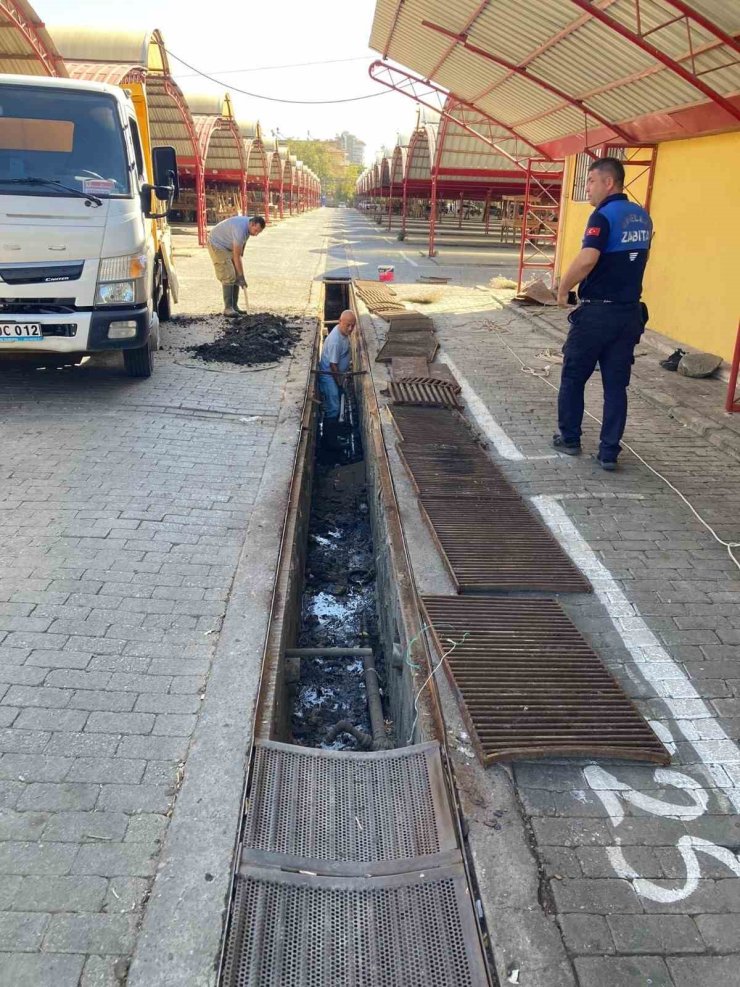 Efekent Pazar Yeri’nde mazgallar temizlendi