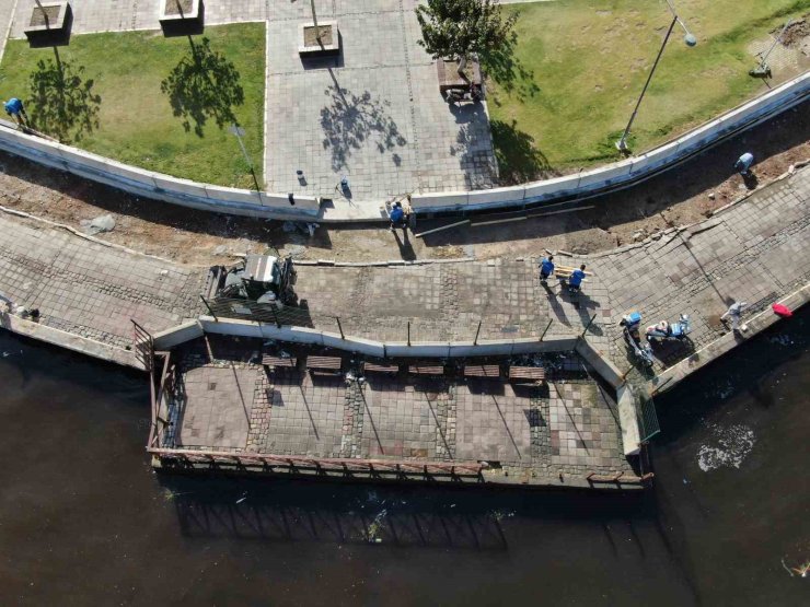 İzmir Kordon’da deniz taşkınlarına karşı beton bariyerlerin kurulumuna başlandı