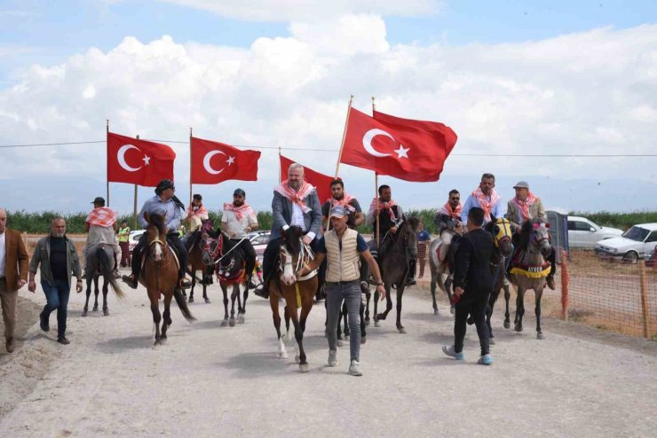 Menemen’de rahvan at yarışları heyecanı