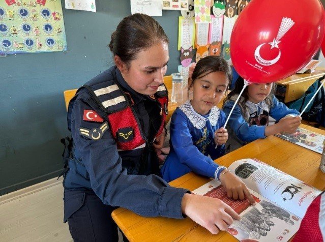 Sivas’ta ’Tim Jandarma’ ile çocuklara güvenlik eğitimi