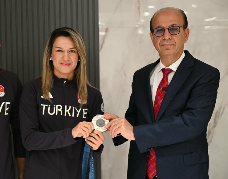 Geçit: "Hatice Akbaş örnek bir sporcudur"