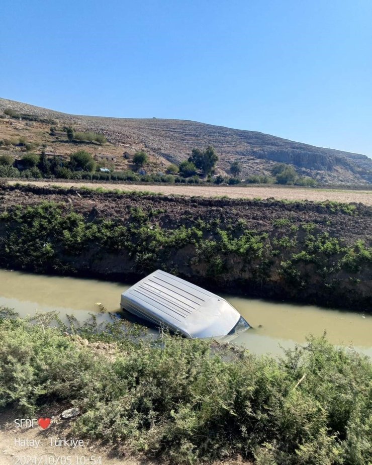 Su kanalına düşen kamyonet sürücüsü yaralandı