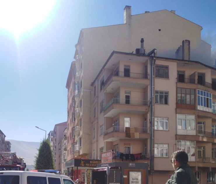 Niğde’de apartmanın çatısında çıkan yangın paniğe neden oldu