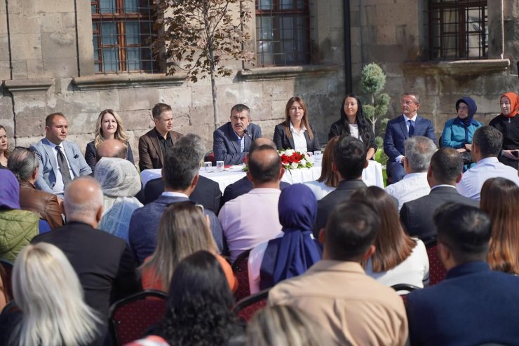 Bakan Tekin öğretmenler ile buluştu