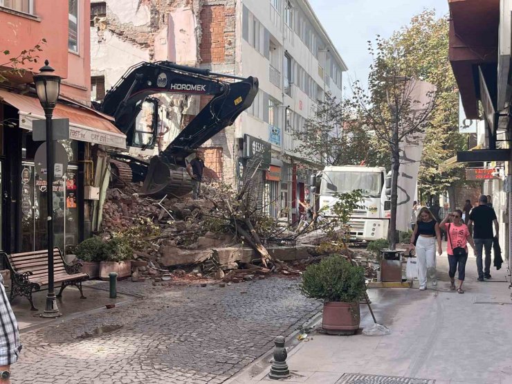 Bina yıkımında molozlar sokağı kapattı