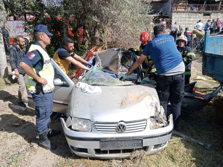 Kontrolden çıkan otomobil römorka çarpıp şarampole uçtu; 2 yaralı