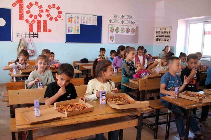 Mardin’de 65 öğrenci ilk defa pizza tattı