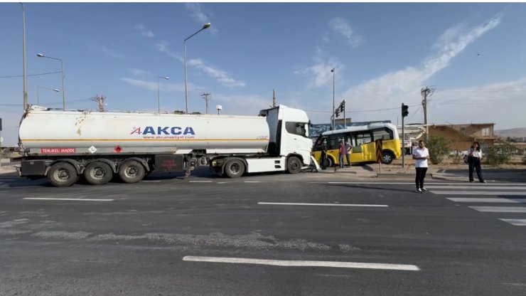 Mardin’de tanker ile şehiriçi minibüsü çarpıştı: 1 yaralı