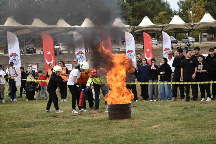 Bilecik’te birçok kurumun katıldığı dev Afet Farkındalık Eğitimi ve Tatbikatı gerçekleştirildi