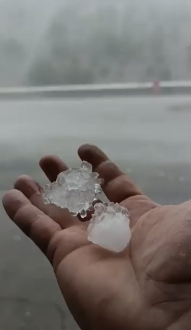 Biga’da ceviz büyüklüğünde dolu yağdı