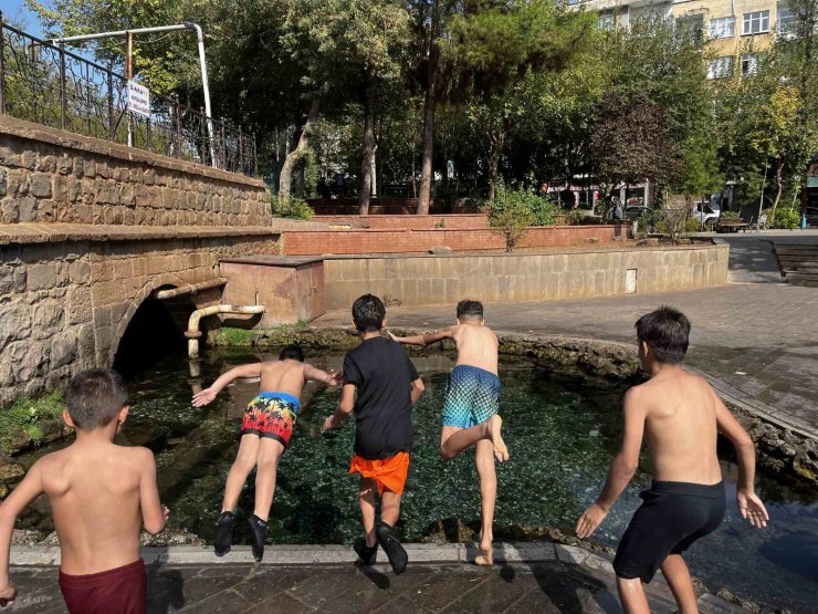 Diyarbakır’da çocuklar Anzele Suyu’na veda etti